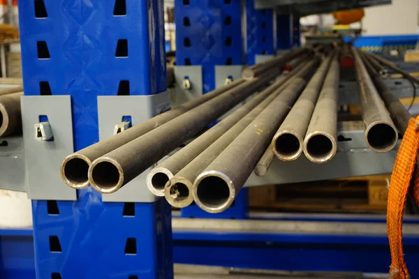 Metal Işçiliği Için Fabrikadaki Bir Rafa Konacak Çelik Borular Yüksek — Stok fotoğraf