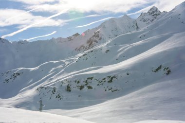 Levigno yakınlarındaki Alplerde karla kaplı dağlar. Yüksek kalite fotoğraf