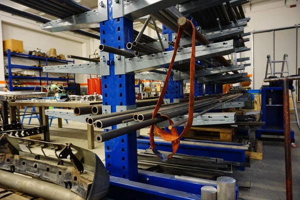 Tubos Aço Serem Trabalhados Colocados Uma Prateleira Fábrica Para Metalurgia — Fotografia de Stock