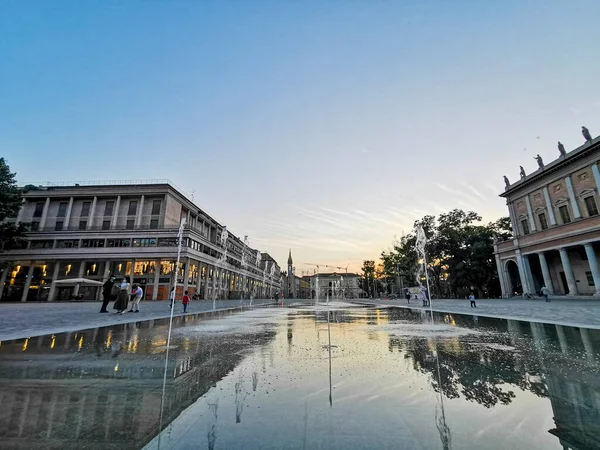 Reggio Emilia Plac Zwycięstwa Przed Dolinami Teatralnymi Trójkolorowa Fontanna — Zdjęcie stockowe