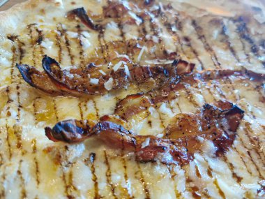 Domuz pastırması ve balzamik sirkeli beyaz pizza. Yüksek kalite fotoğraf