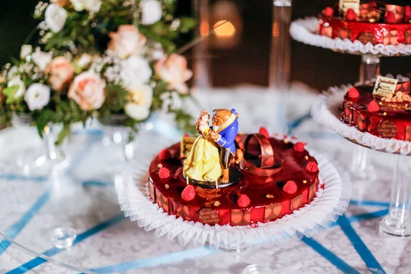 Pastel Boda Con Risers Con Frutas Rojas Figuritas Foto Alta — Foto de Stock