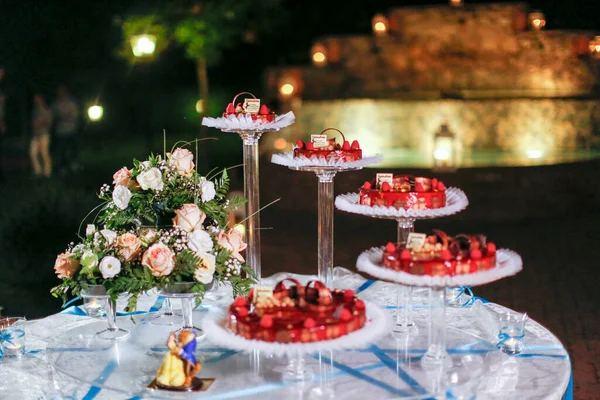 Hochzeitstorte Mit Tragegurten Mit Roten Früchten Und Figuren Hochwertiges Foto — Stockfoto