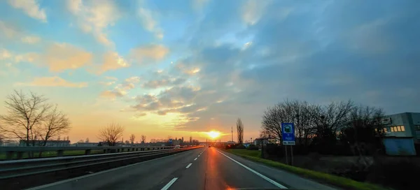 Piękny Zachód Słońca Autostradzie Słońcem Wysokiej Jakości Zdjęcie — Zdjęcie stockowe