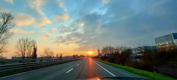Piękny Zachód Słońca Autostradzie Słońcem Wysokiej Jakości Zdjęcie — Zdjęcie stockowe