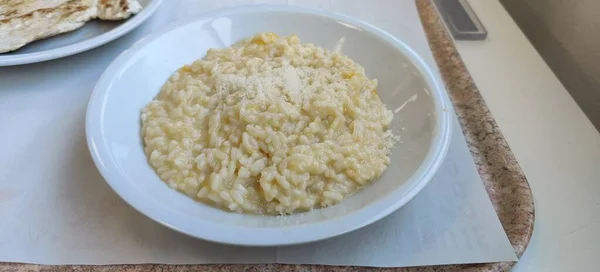 Vitt Ris Tallrik Med Parmesan Och Olja Högkvalitativt Foto — Stockfoto