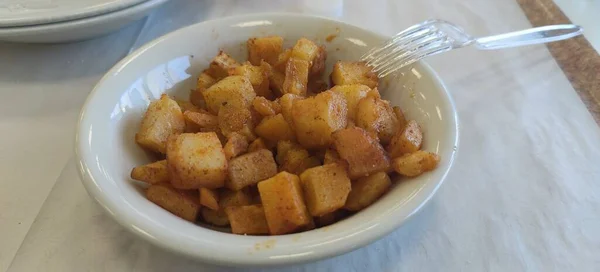 Gebackene Kartoffelwürfel Mit Süßem Paprika Teller Hochwertiges Foto — Stockfoto