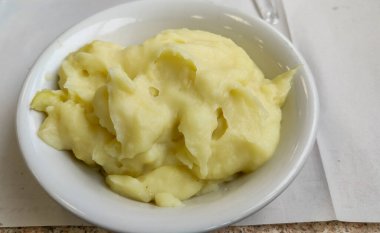 Beyaz tabakta patates püresi. Yüksek kalite fotoğraf