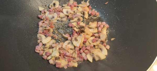 Champignon Svamp Och Bacon Kokta Wok Pan Högkvalitativt Foto — Stockfoto