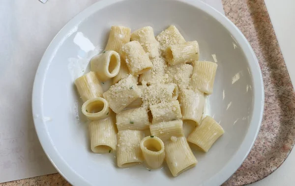 Paccheri Pasta Mit Gemischtem Parmesan Und Schnittlauch Hochwertiges Foto — Stockfoto