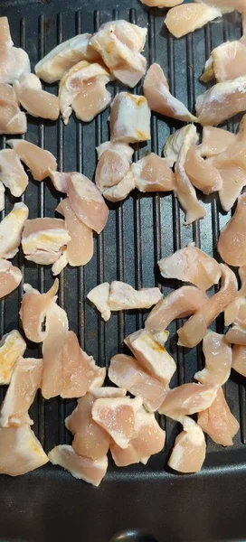 鉄板で鶏肉を調理しています 高品質の写真 — ストック写真
