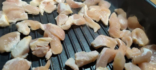 Pezzi Pollo Che Vengono Cotti Piatto Ghisa Foto Alta Qualità — Foto Stock