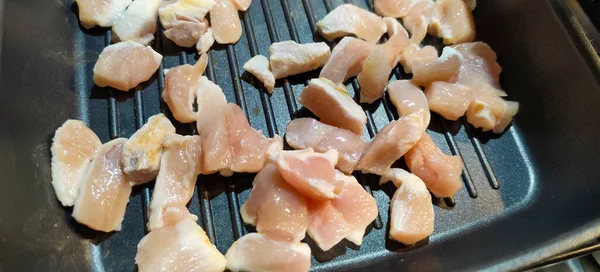 Pedaços Frango Cozidos Chapa Ferro Fundido Foto Alta Qualidade — Fotografia de Stock