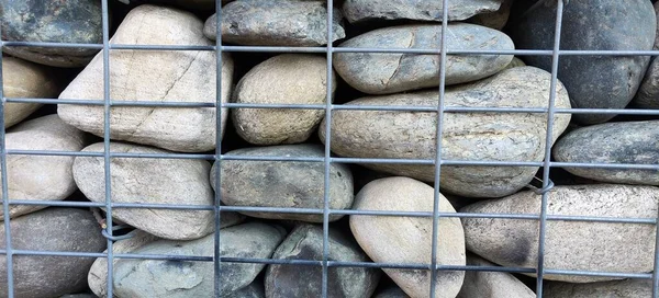 Zeď Říčních Kamenů Kovové Kleci Kvalitní Fotografie — Stock fotografie