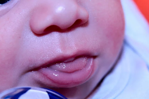 Neonato Particolare Della Bocca Della Lingua Foto Alta Qualità — Foto Stock