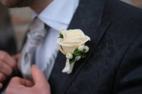 Fehér Rózsa Virág Gomblyukban Vőlegény Esküvő Napján Kiváló Minőségű Fénykép — Stock Fotó