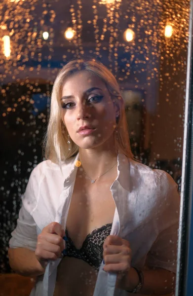 Schöne Blonde Mädchen Fenster Während Des Gewitters Hochwertiges Foto — Stockfoto