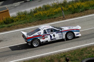 Reggio Emilia, İtalya - 2016 26 06: Reggio Apennines 'in serbest etkinliği Lancia Rallisi 037 Martini. Yüksek kalite fotoğraf