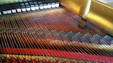 İçinde piyano kabloları ve telleri olan bir parça. Yüksek kalite fotoğraf