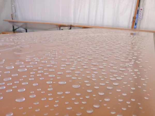 Transparente Plastikfolie Die Mit Wassertropfen Bedeckt Ist Hochwertiges Foto — Stockfoto