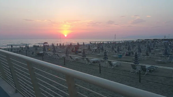 Viareggio Beach Umbrellas Sea Sunset Seen Jetty High Quality Photo — Stock Photo, Image