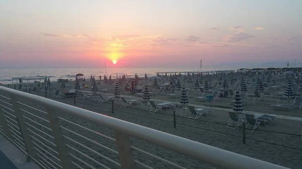 Spiaggia Viareggio Ombrelloni Sul Mare Tramonto Visti Dal Pontile Foto — Foto Stock