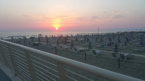 Παραλία Βιαρέτζιο Και Ομπρέλες Στη Θάλασσα Ηλιοβασίλεμα Από Την Προβλήτα — Φωτογραφία Αρχείου