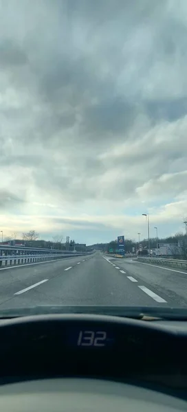 Övergiven Motorväg Italy Lockdown Med Molnig Himmel Högkvalitativt Foto — Stockfoto