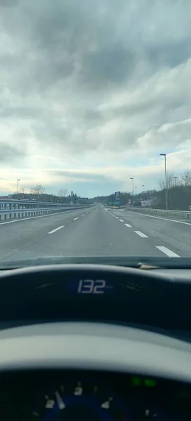 Carretera Desierta Italia Durante Cierre Con Cielo Nublado Foto Alta — Foto de Stock
