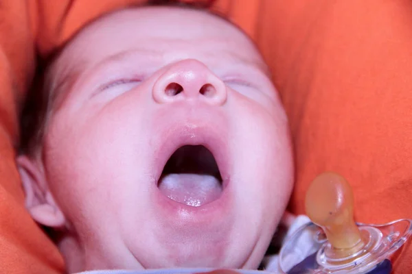 Neonato Che Sbadiglia Sul Divano Con Bocca Aperta Foto Alta — Foto Stock