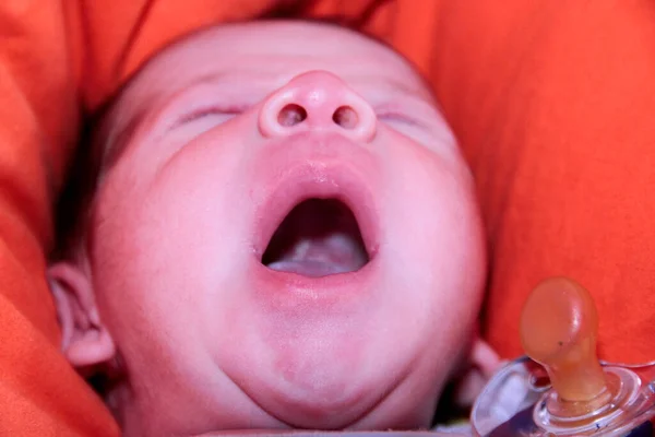 Νεογέννητο Μωρό Χασμουριέται Καναπέ Ανοιχτό Στόμα Υψηλής Ποιότητας Φωτογραφία — Φωτογραφία Αρχείου