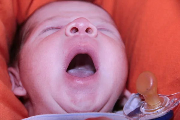 Новорожденный Ребенок Зевает Диване Открытым Ртом Высокое Качество Фото — стоковое фото