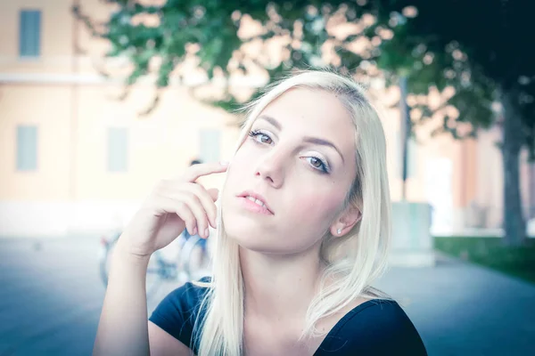 Hermoso Retrato Chica Italiana Con Ojos Marrones Foto Alta Calidad — Foto de Stock