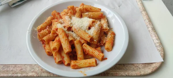 Rigatoni Pasta Med Sås Och Tonfisk Högkvalitativt Foto — Stockfoto