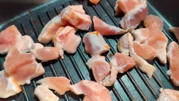 Potongan Dada Ayam Memasak Piring Besi Cor — Stok Video