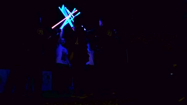 Luchando Con Espadas Encendidas Oscuridad — Vídeos de Stock
