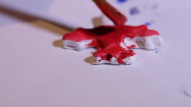 Suluboya ile resim yapan bir çocuğun küçük elini kapat.