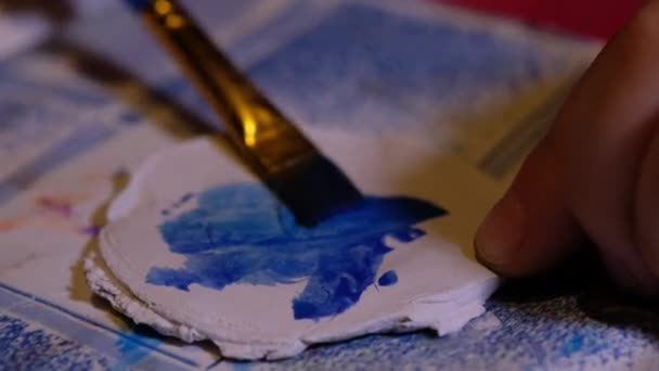 Close Van Kleine Hand Van Een Kind Schilderen Met Aquarellen — Stockvideo