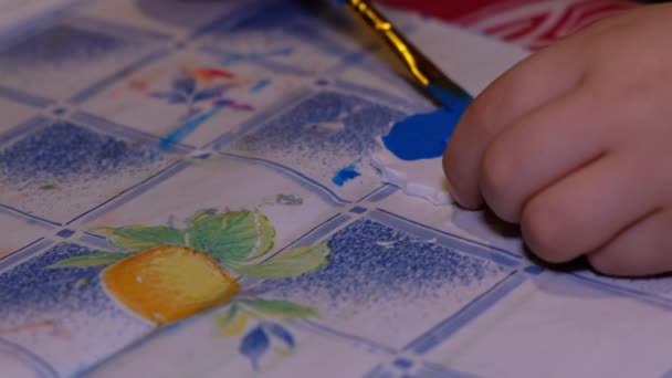 Close Van Kleine Hand Van Een Kind Schilderen Met Aquarellen — Stockvideo