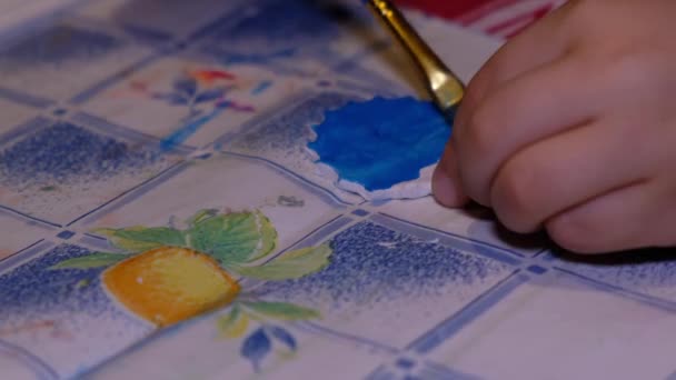 Gros Plan Petite Main Enfant Peignant Aquarelle — Video