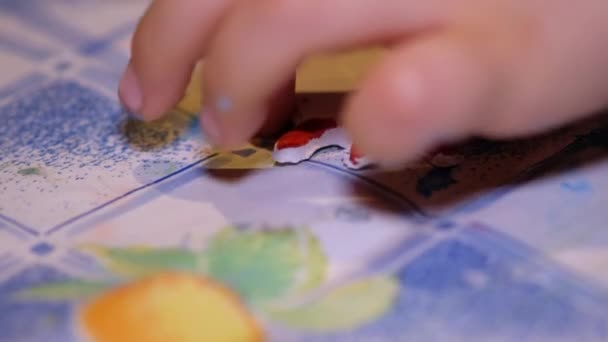 Gros Plan Petite Main Enfant Peignant Aquarelle — Video