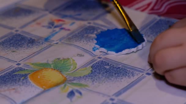 Close Van Kleine Hand Van Een Kind Schilderen Met Aquarellen — Stockvideo