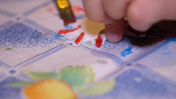 Крупный План Маленькой Руки Ребенка Рисующего Акварелью — стоковое видео