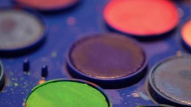 Renkli bir suluboya paletini kapat