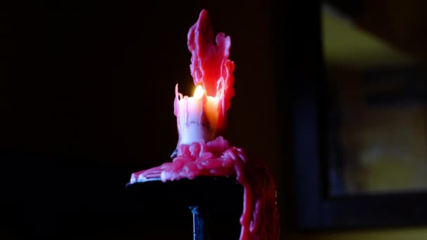 Nahaufnahme Einer Brennenden Kerze Mit Wachs Das Tropft Und Verzehrt — Stockvideo