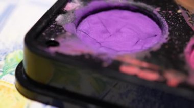 Renkli bir suluboya paletini kapat