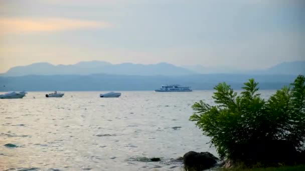 Boot Verhuist Naar Garda Lake Italië — Stockvideo