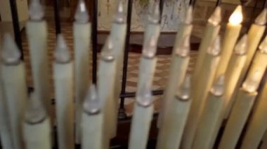 İtalya 'nın Reggio Emilia kentindeki Beata Vergine della Ghiara tapınağındaki birçok ışıklandırılmış elektrikli mumları kapatın.