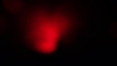 Dönen fiberglas lamba farklı renkler ve bokeh efektiyle aydınlatıldı