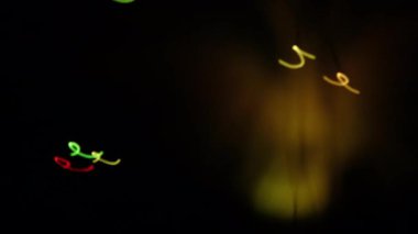 Dönen fiberglas lamba farklı renkler ve bokeh efektiyle aydınlatıldı